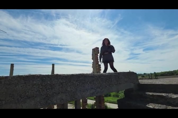 Tanzpose auf der Betonruine