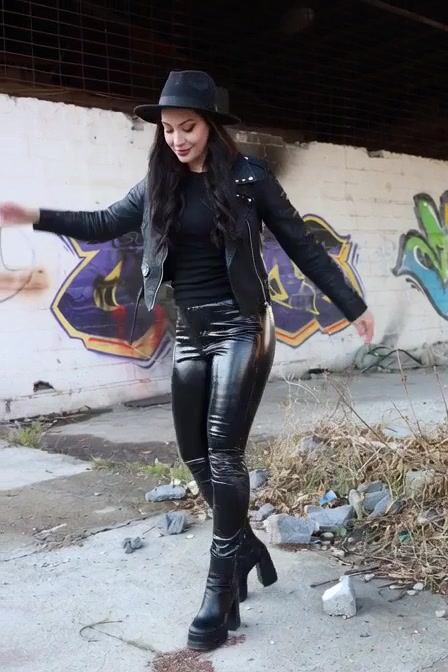 Tanz vor der Graffiti-Wand