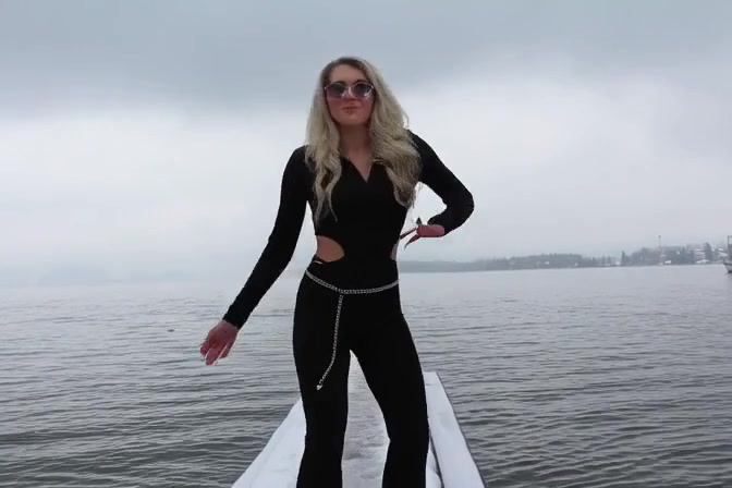 Winter-SUP auf grauem See